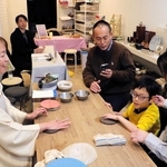 マルシェで陶芸を教える福井智尋さん（左）＝明石市西新町２