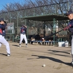 素振りをする播磨ナインスターズの選手ら＝加古川市別府町西脇