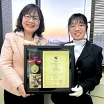 全国障がい者馬術大会で優秀な成績を収めた青木琴音さん（右）。丸谷聡子市長を表敬訪問した＝明石市役所