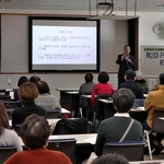 京都大の小泉昭夫名誉教授の説明を聞く市民ら＝明石市東仲ノ町