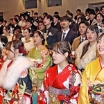 華やかな装いをした若者たち＝明石市立市民会館