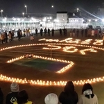 キャンドルの火で「つむぐ」が点灯された会場＝明石市西明石南町１