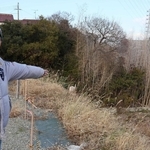 空襲の現場で、犠牲になった女子学徒たちについて話す山本信季さん＝明石市和坂１