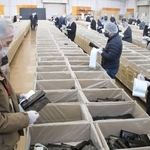 ノリ収穫ピーク　全国から商社、入札会で品定め　明石の漁協などが養殖　播磨町の流通センター