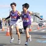 ３度目の箱根駅伝で力強く走り出す立教大４区の国安広人主将（右）＝１月２日、平塚中継所