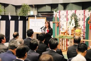 起工式であいさつする丸谷聡子市長＝明石市立市民会館