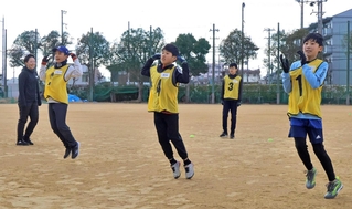 的場葉瑠香さん（左端）の指導で、ジャンプしながら前進する子どもら＝明石南高校