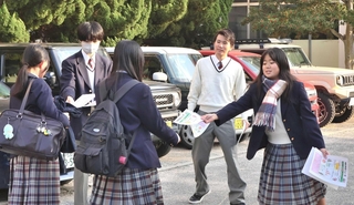 昨秋の啓発キャンペーンで、自転車盗の被害防止を呼びかける明石清水高校の生徒会メンバーら＝明石清水高校