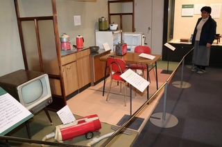昭和３０年代ごろの家の中を再現した展示＝明石市立文化博物館