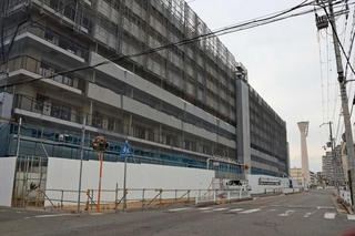 ＪＲ西明石駅の南側で建設が進む「ジェイグランシティ西明石タワーウエスト」＝明石市西明石南町３