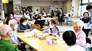 「ふらっとカフェ」のプレオープンで、交流する参加者ら＝明石市二見町東二見