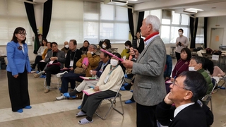 丸谷聡子市長（左）に意見を述べる参加者＝明石市大久保町大窪