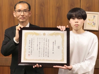 表彰状を受け取った錦城高校の吉沢孝雄校長（左）と波戸﨑武玄生徒会長＝錦城高校