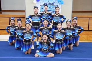 播磨チアリーディングクラブシースターズ「ブルー」のメンバーたち＝二見西小学校