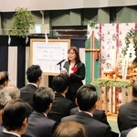 起工式であいさつする丸谷聡子市長＝明石市立市民会館