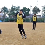 的場葉瑠香さん（左端）の指導で、ジャンプしながら前進する子どもら＝明石南高校