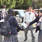 昨秋の啓発キャンペーンで、自転車盗の被害防止を呼びかける明石清水高校の生徒会メンバーら＝明石清水高校