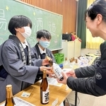 児童らが企画した「江井島特産品展」で地元の酒をＰＲする児童ら＝明石市大久保町西島