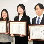 表彰を受けた（左から）北村咲歩さん、中塚綾さん、中村昇一さん＝明石市藤江