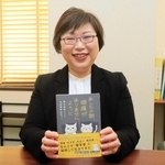 本を出版した青木志帆さん＝明石市本町１