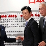 高市早苗首相と一緒に、当選確実を示すバラを付ける西村康稔氏（右から２人目）＝東京・永田町、自民党本部（撮影・松井　元）