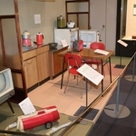 昭和３０年代ごろの家の中を再現した展示＝明石市立文化博物館