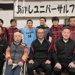「ＦＣユニバーサルあかし」の選手、監督、コーチら＝明石市硯町１