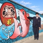 明石南高校正門にユニーク壁画　タイ、タコ、校舎…今春卒業の生徒企画「学校への恩返し」