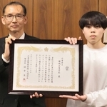 表彰状を受け取った錦城高校の吉沢孝雄校長（左）と波戸﨑武玄生徒会長＝錦城高校