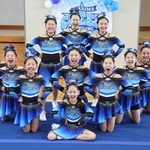 播磨チアリーディングクラブシースターズ「ブルー」のメンバーたち＝二見西小学校