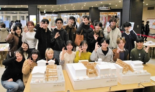 研究に取り組んだ学生ら＝明石市大明石町１