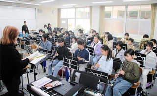 本番に向け合奏するメンバー＝沢池小学校