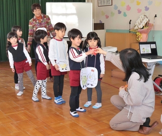 「ＴＡＫＯＹＡＫＩ　ＢＯＹ！」の寸劇を楽しむ園児ら＝明石市魚住町錦が丘１