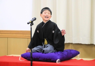 表情豊かに落語を披露する原壱之心さん＝明石市東人丸町