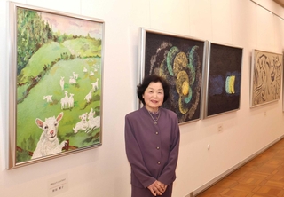 自身の芸術活動の集大成となる絵画展を開いた財田順子さん＝明石市立文化博物館