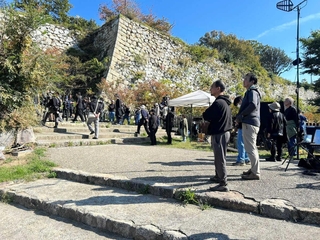 多くのスタッフが参加して行われた撮影＝県立明石公園（明石観光協会提供）