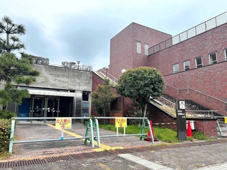閉館から約６年たっても放置されている旧明石市立図書館。跡地利用などを巡り、市議会に修正案が提出される見込みだ＝明石市明石公園