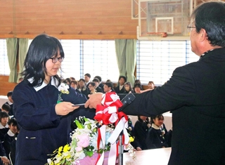 宮田亘校長（右）から卒業証書を受け取る児童＝山手小学校