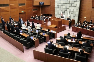 明石駅南側で市が計画している歩行者空間の設計委託費用などを削除した修正案は賛成多数で可決された＝明石市議会