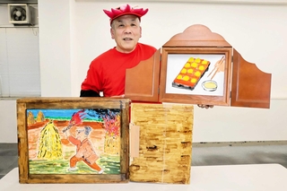 「稲むらの火」と明石焼きの紙芝居を紹介する福石健一さん＝明石市内
