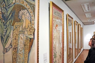 女優「サラ・ベルナール」主演の演劇のポスターが並ぶ＝明石市立文化博物館