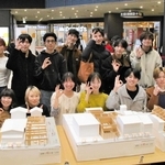 研究に取り組んだ学生ら＝明石市大明石町１