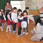 「ＴＡＫＯＹＡＫＩ　ＢＯＹ！」の寸劇を楽しむ園児ら＝明石市魚住町錦が丘１