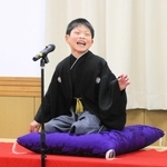 表情豊かに落語を披露する原壱之心さん＝明石市東人丸町