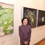 自身の芸術活動の集大成となる絵画展を開いた財田順子さん＝明石市立文化博物館