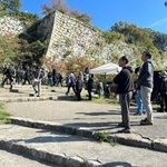 多くのスタッフが参加して行われた撮影＝県立明石公園（明石観光協会提供）