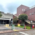 閉館から約６年たっても放置されている旧明石市立図書館。跡地利用などを巡り、市議会に修正案が提出される見込みだ＝明石市明石公園