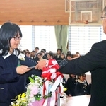 宮田亘校長（右）から卒業証書を受け取る児童＝山手小学校