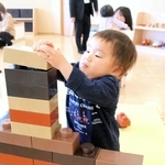 寄贈されたブロックで遊ぶ子ども＝明石市大明石町１