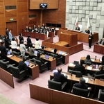 明石駅南側で市が計画している歩行者空間の設計委託費用などを削除した修正案は賛成多数で可決された＝明石市議会